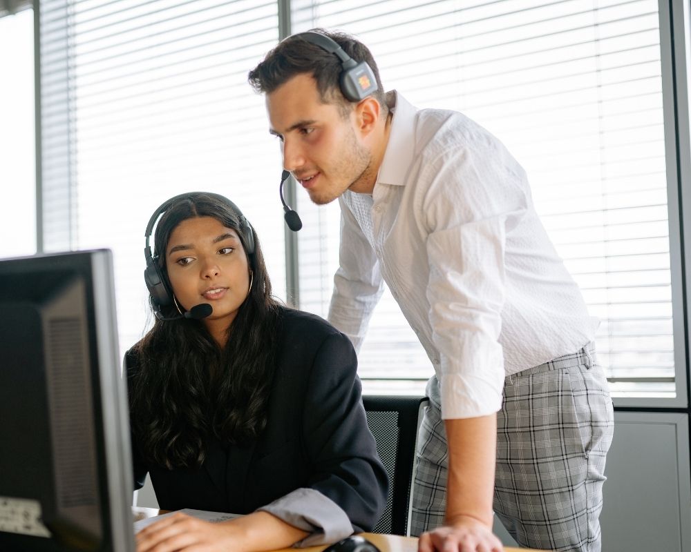 Konsultant ze słuchawką